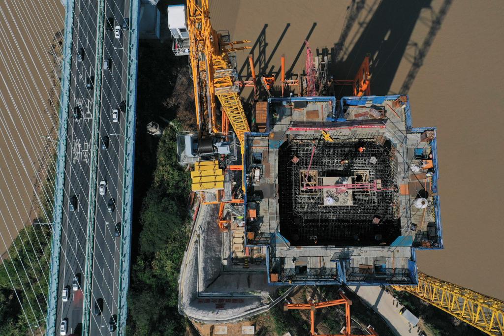 بناء جسر للطرق السريعة والسكك الحديدية بشرقي الصين