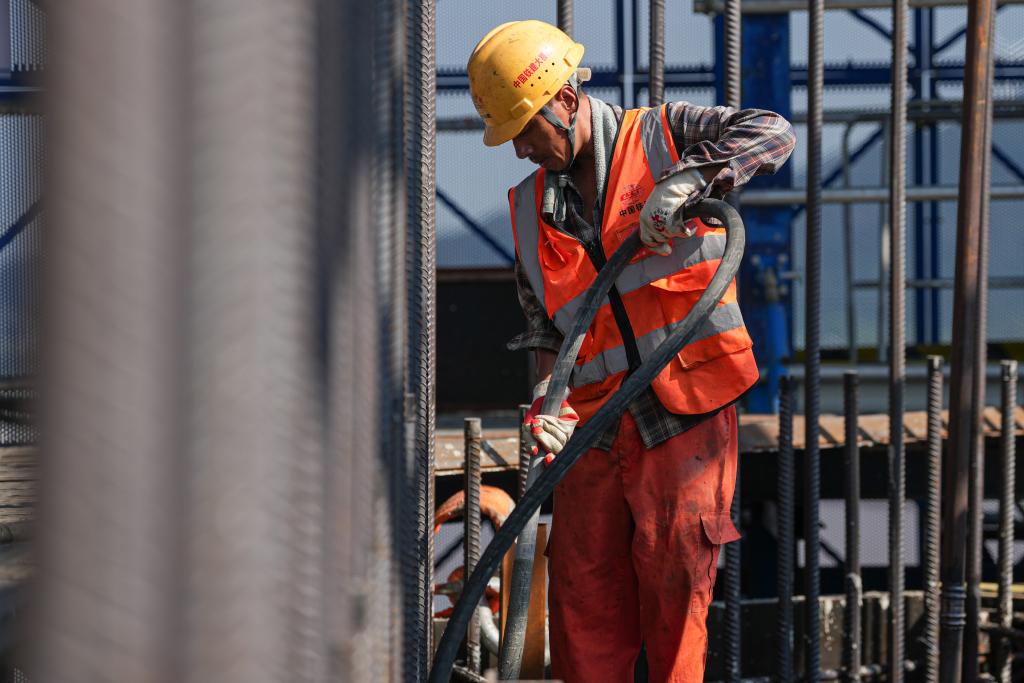 بناء جسر للطرق السريعة والسكك الحديدية بشرقي الصين