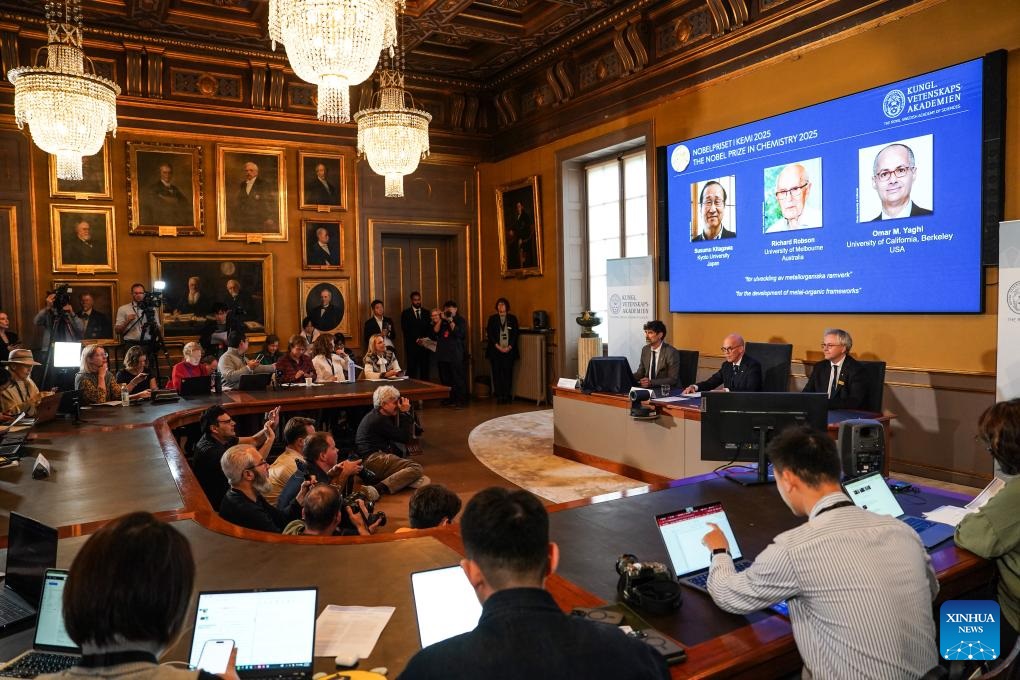 ثلاثة علماء يفوزون بجائزة نوبل في الكيمياء لتطويرهم الهياكل الفلزية العضوية