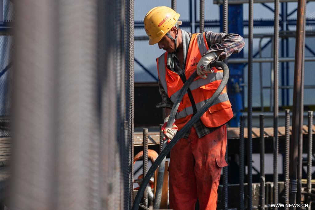 بناء جسر للطرق السريعة والسكك الحديدية بشرقي الصين