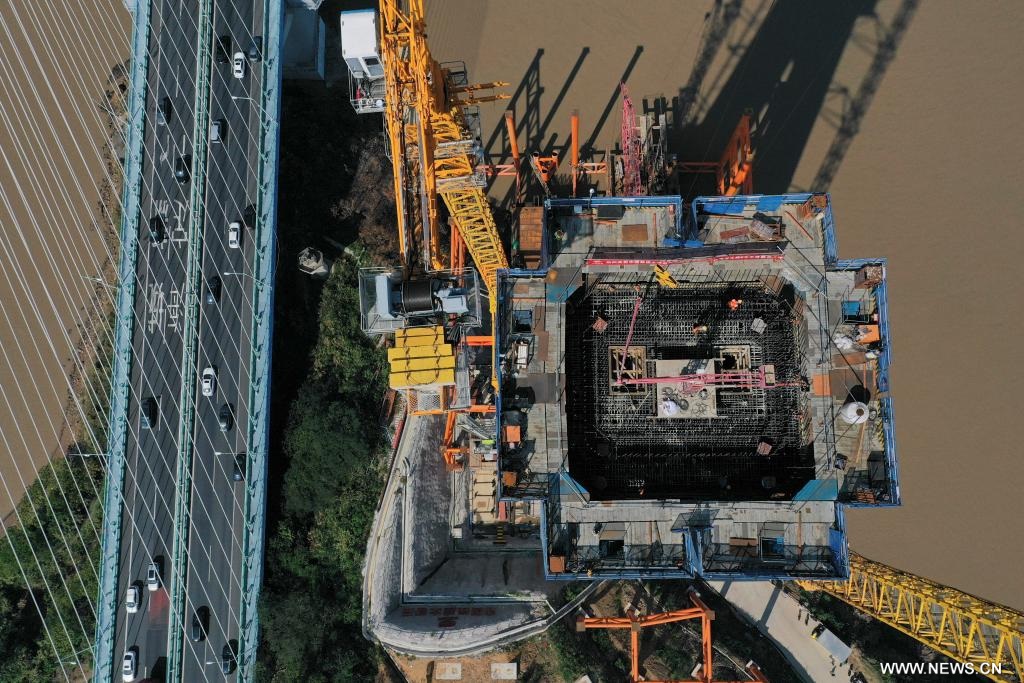 بناء جسر للطرق السريعة والسكك الحديدية بشرقي الصين