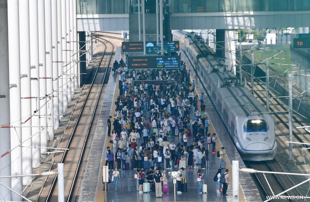 ذروة رحلات إياب المسافرين مع انتهاء عطلة العيد الوطني الصيني