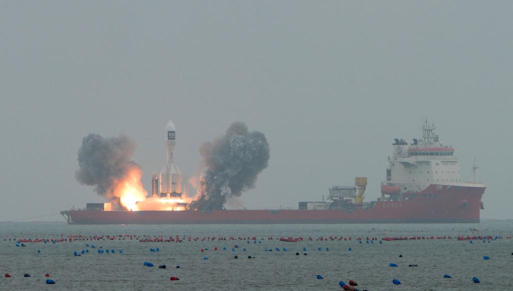 الصين تطلق صاروخ غرافيتي-1 من البحر