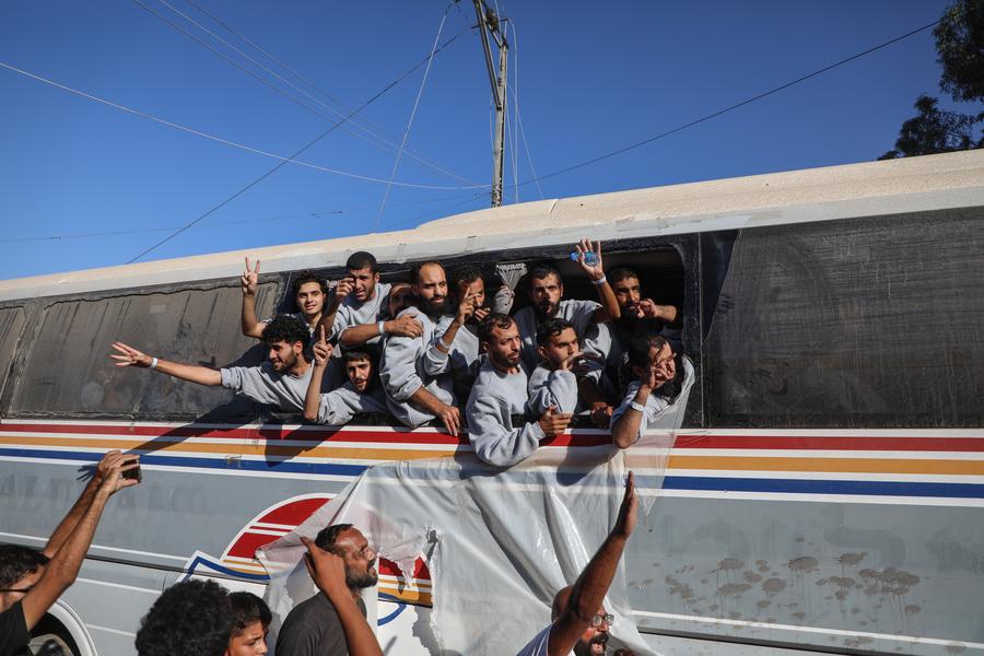 تقرير إخباري: أسرى فلسطينيون يرون النور بعد أعوام طويلة في سجون إسرائيل