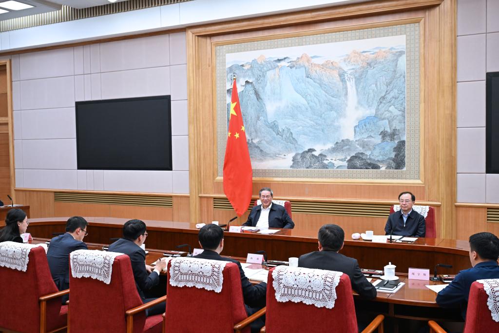 رئيس مجلس الدولة الصيني يعقد ندوة بشأن الوضع الاقتصادي في البلاد