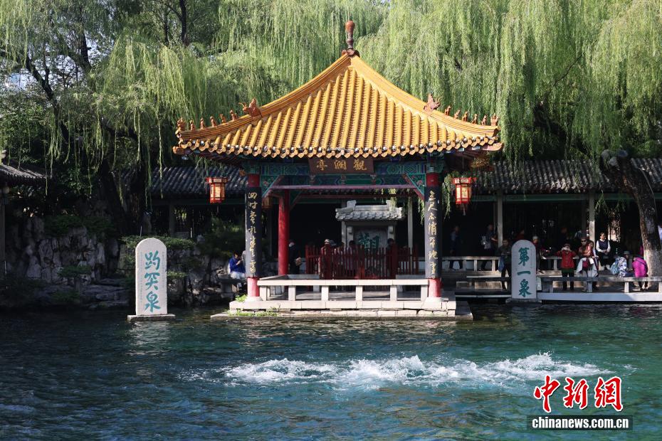 منسوب مياه ينبوع شهير بشرقي الصين يصل إلى أعلى مستوى له خلال نحو 60 سنة