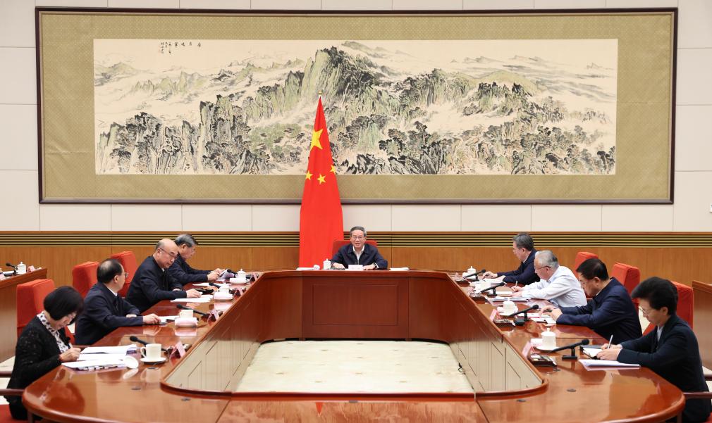 رئيس مجلس الدولة الصيني يدعو إلى إصلاح توحيد المعايير لتعزيز التنمية عالية الجودة