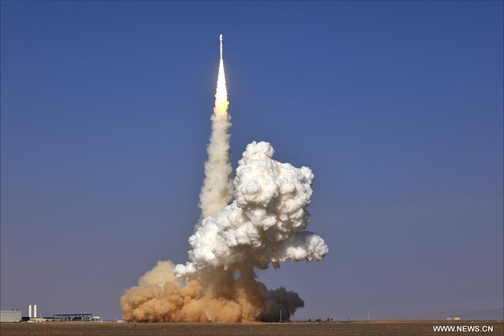 الصين تطلق الصاروخ الحامل 