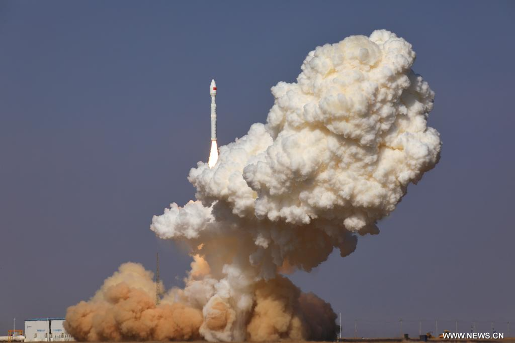 الصين تطلق الصاروخ الحامل 