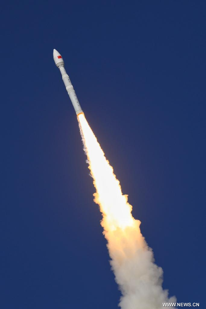 الصين تطلق الصاروخ الحامل 