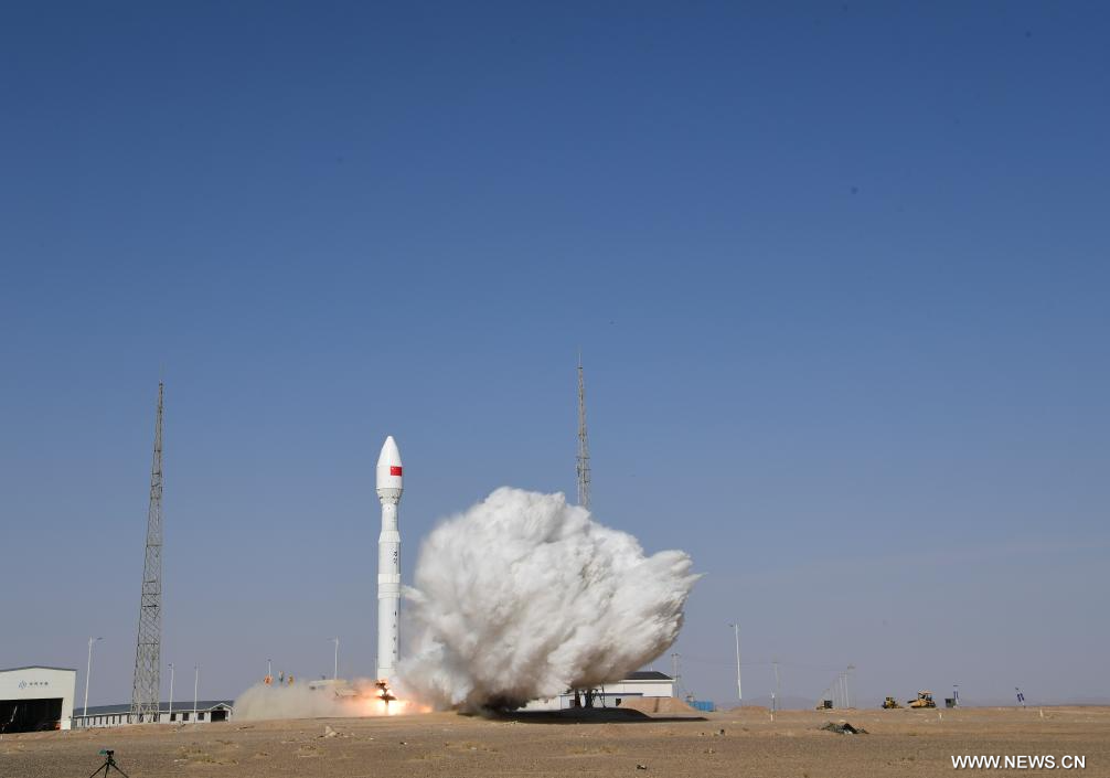 الصين تطلق الصاروخ الحامل 