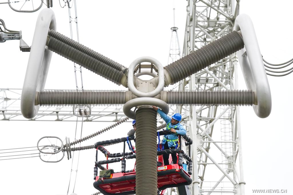 أعمال الصيانة لأحد خطوط نقل التيار المباشر فائق الجهد بشرقي الصين