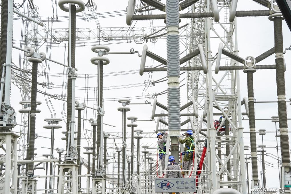 أعمال الصيانة لأحد خطوط نقل التيار المباشر فائق الجهد بشرقي الصين