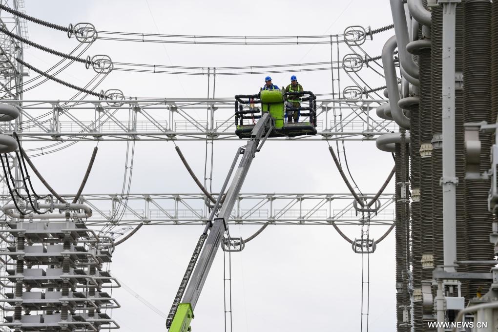 أعمال الصيانة لأحد خطوط نقل التيار المباشر فائق الجهد بشرقي الصين
