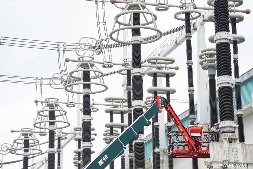 أعمال الصيانة لأحد خطوط نقل التيار المباشر فائق الجهد بشرقي الصين