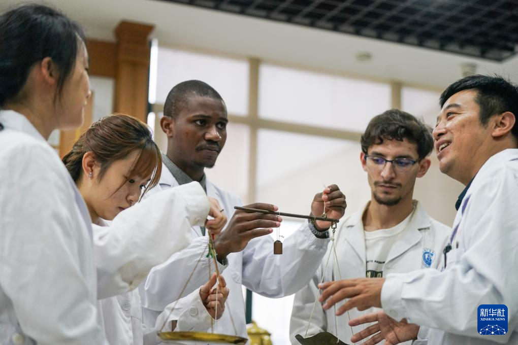 الشغف بالطب الصيني يقود مئات الطلاب الأجانب للدراسة في الصين