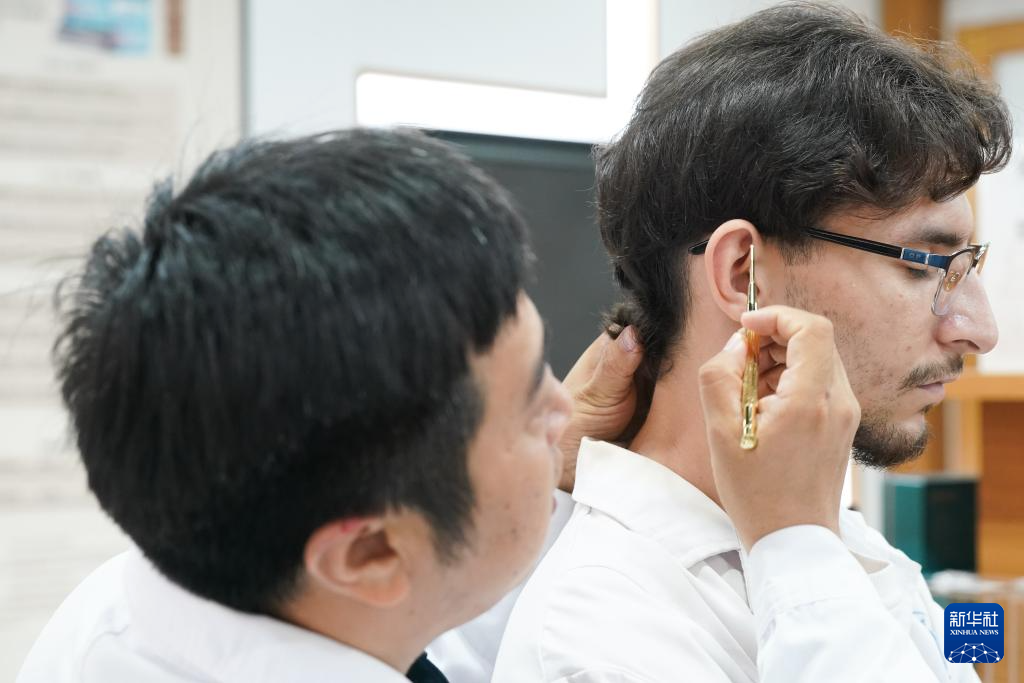 الشغف بالطب الصيني يقود مئات الطلاب الأجانب للدراسة في الصين