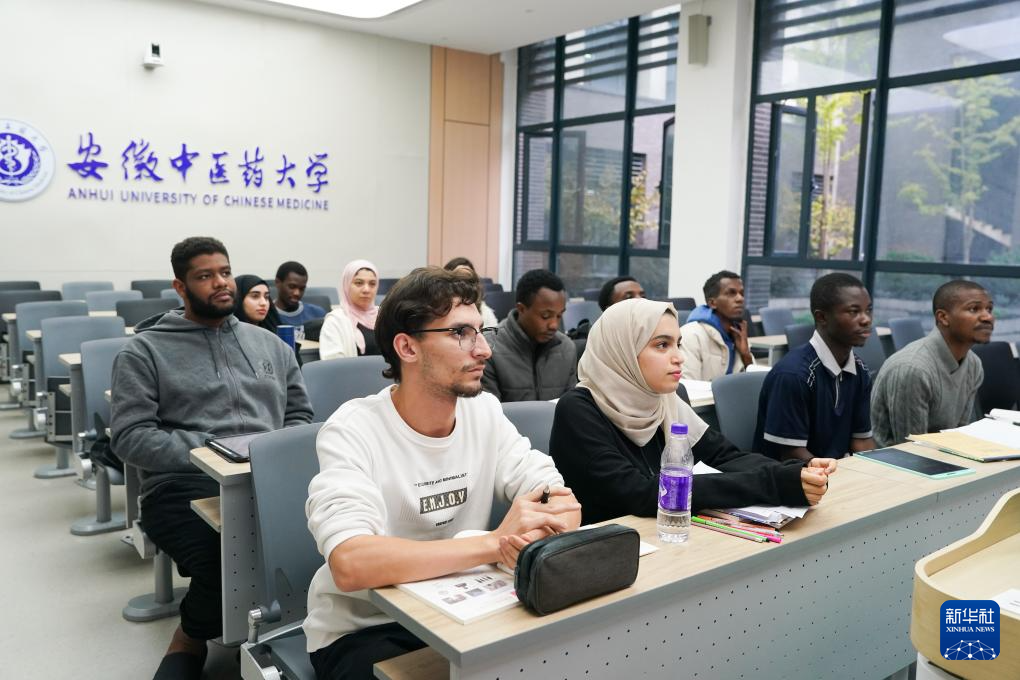 الشغف بالطب الصيني يقود مئات الطلاب الأجانب للدراسة في الصين