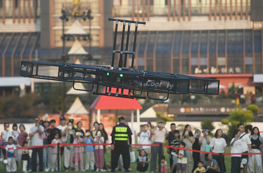 طيار يتجول بمركبته الصغيرة فوق ساحة بهانغتشو