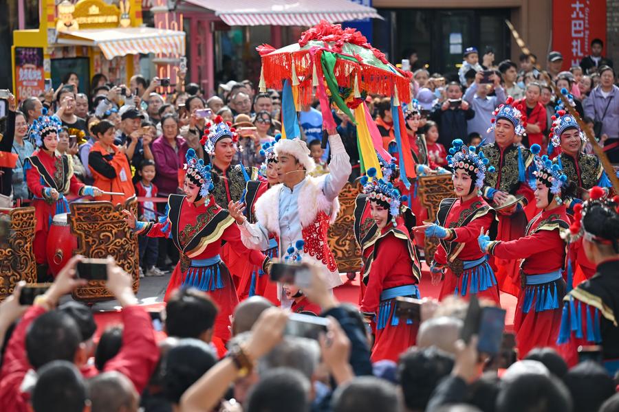 مدينة أورومتشي الصينية تطلق مركز خدمات مطار شامل للوافدين الأجانب