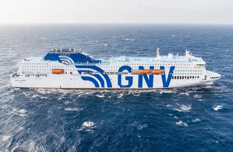 تسليم أول سفينة نقل ركاب  كبيرة الحجم تعمل بالوقود المزدوج إلى إيطاليا