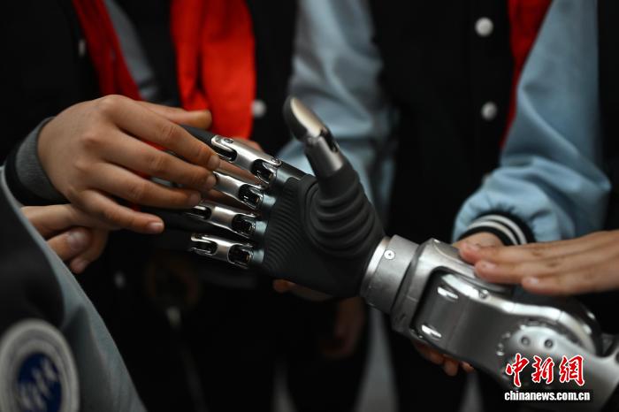 خفي، الصين: أول روبوت تعليمي بشري بالحجم الكامل في العالم يُدرّس فصلًا دراسيًا