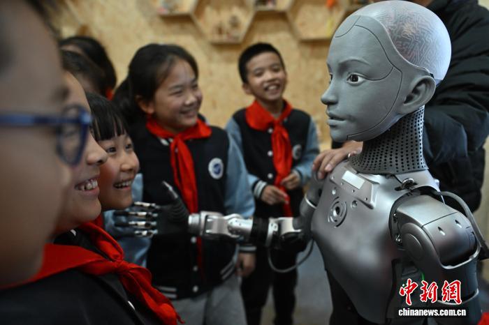خفي، الصين: أول روبوت تعليمي بشري بالحجم الكامل في العالم يُدرّس فصلًا دراسيًا
