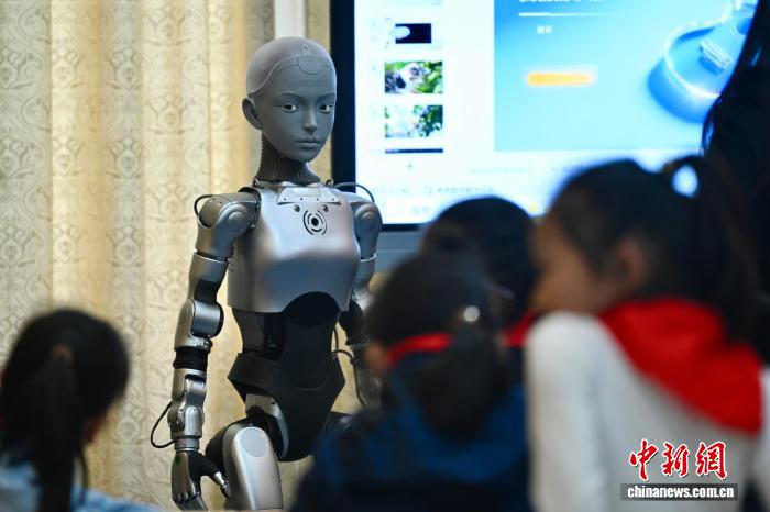 خفي، الصين: أول روبوت تعليمي بشري بالحجم الكامل في العالم يُدرّس فصلًا دراسيًا