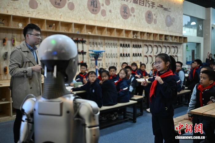 خفي، الصين: أول روبوت تعليمي بشري بالحجم الكامل في العالم يُدرّس فصلًا دراسيًا