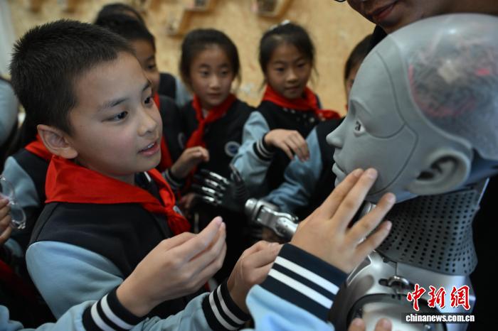 خفي، الصين: أول روبوت تعليمي بشري بالحجم الكامل في العالم يُدرّس فصلًا دراسيًا