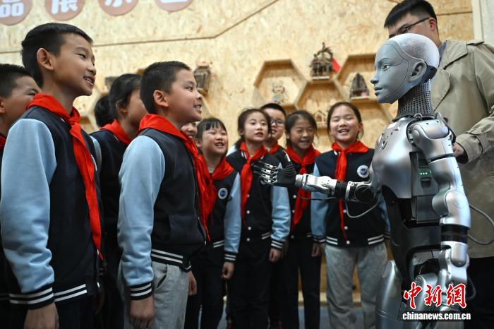 خفي، الصين: أول روبوت تعليمي بشري بالحجم الكامل في العالم يُدرّس فصلًا دراسيًا