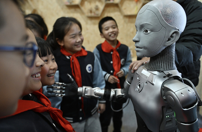 خفي، الصين: أول روبوت تعليمي بشري بالحجم الكامل في العالم يُدرّس فصلًا دراسيًا
