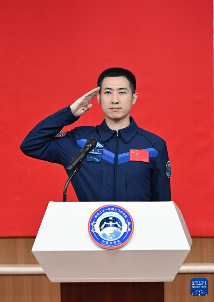 روّاد شنتشو-21 يحضرون مؤتمرا صحفيا قبيْل انطلاق المهمة