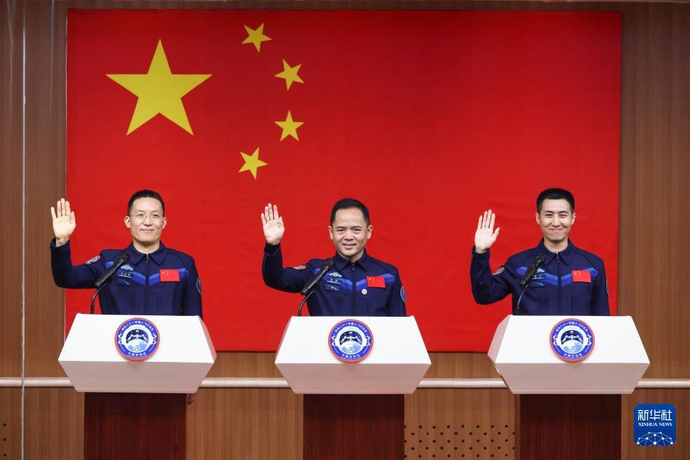 روّاد شنتشو-21 يحضرون مؤتمرا صحفيا قبيْل انطلاق المهمة