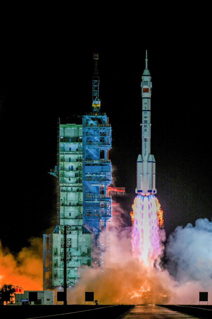 الصين تطلق سفينة الفضاء المأهولة 