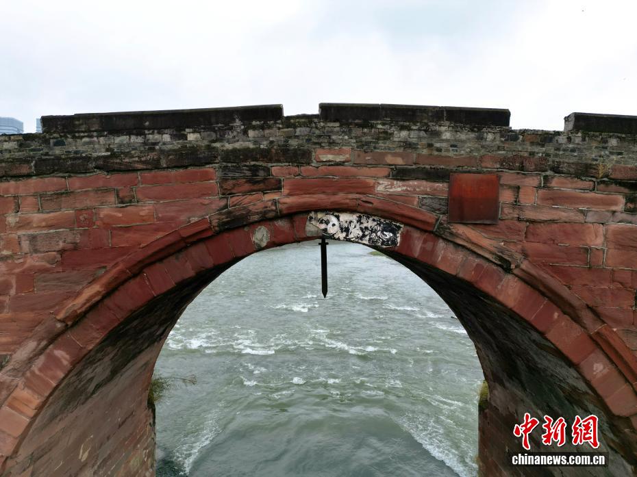 بعد أكثر من 200 عام .. لا يزال "الجسر القديم ذو السيف المعلق" في تشنغدو محفوظًا بشكل جيد