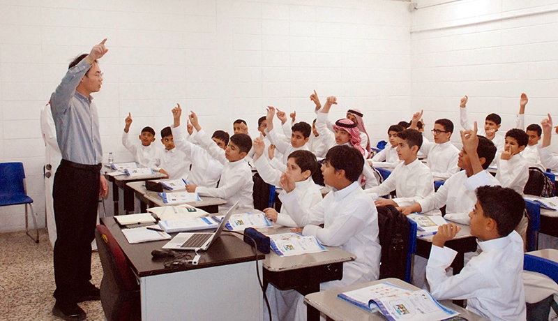 تُظهر الصورة طلاب إحدى المدارس في منطقة الأحساء أثناء درس اللغة الصينية. مصدر الصورة: جريدة الرياض.