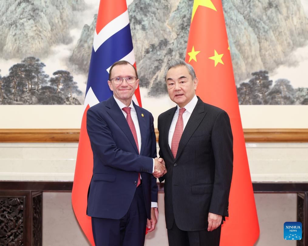 وزير الخارجية الصيني يجري محادثات مع نظيره النرويجي