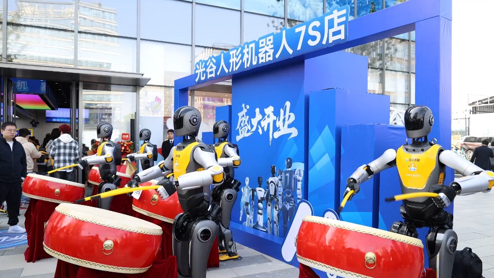 افتتاح أول متجر صيني للروبوتات البشرية