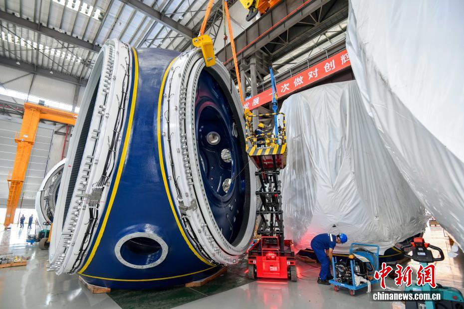 هاينان تصنّع أضخم شفرة لتوربينات الرياح في العالم بقطر دوار يبلغ 292 مترا