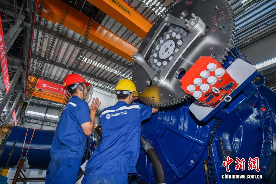 هاينان تصنّع أضخم شفرة لتوربينات الرياح في العالم بقطر دوار يبلغ 292 مترا