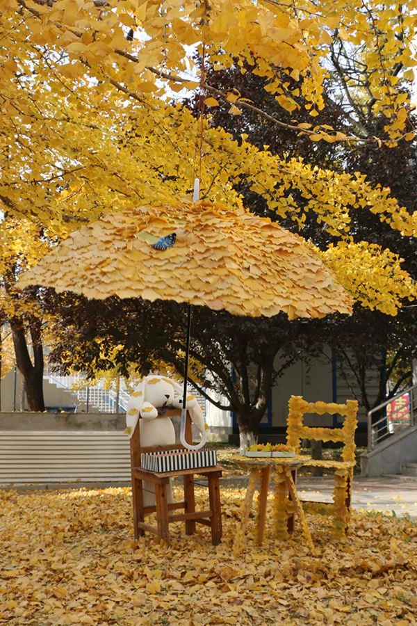 عاملات النظافة في جامعة داليان للغات الأجنبية يبدعن مظلّات مصنوعة من الجنكة