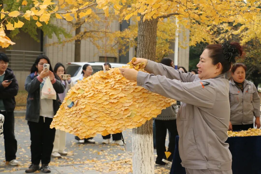 عاملات النظافة في جامعة داليان للغات الأجنبية يبدعن مظلّات مصنوعة من الجنكة