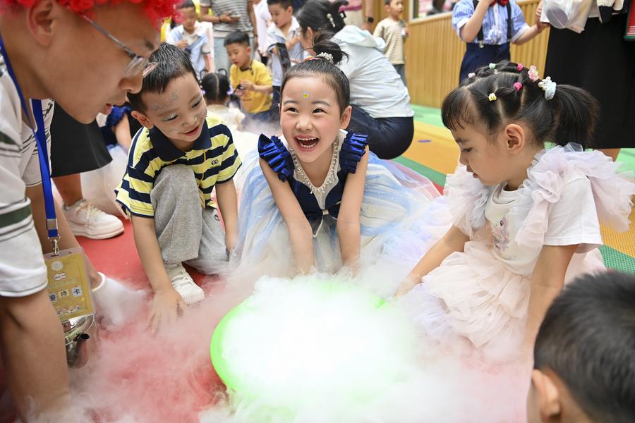 الكتاب الإحصائي السنوي: 11 منطقة على مستوى المقاطعات بالصين تشهد نموا سكانيا على الرغم من التراجع على المستوى الوطني