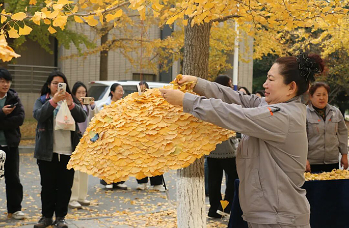 عاملات النظافة في جامعة داليان للغات الأجنبية يبدعن مظلّات مصنوعة من الجنكة