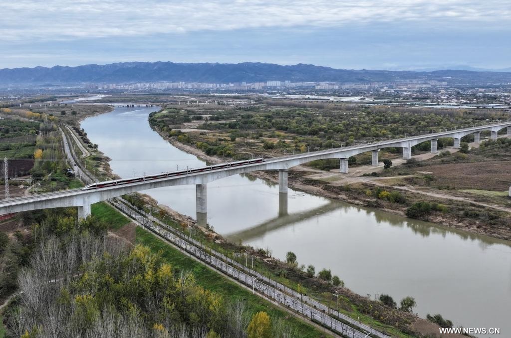 بدء التشغيل التجريبي لخط سكة حديد فائق السرعة يربط قاعدة الصين الثورية القديمة بمدينة شيآن