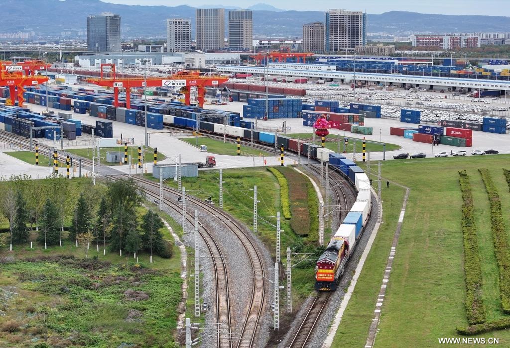 تسيير أكثر من 5 آلاف قطار شحن بين شمال غربي الصين وأوروبا في الأشهر العشرة الأولى