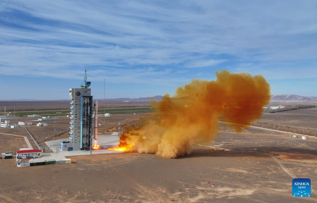 الصين تطلق ثلاثة أقمار اصطناعية جديدة إلى الفضاء