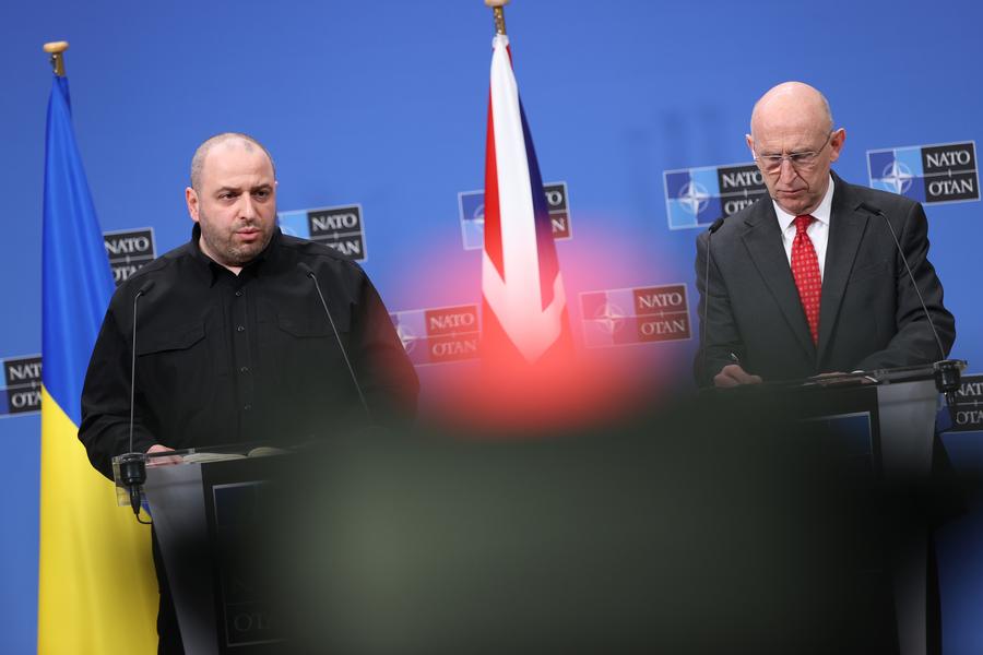 بريطانيا تعترض فرقاطة وناقلة نفط روسيتين