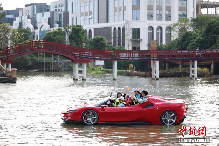 قوانغتشو: "السيارات الخارقة المائية" تجذب السياح لتجربتها